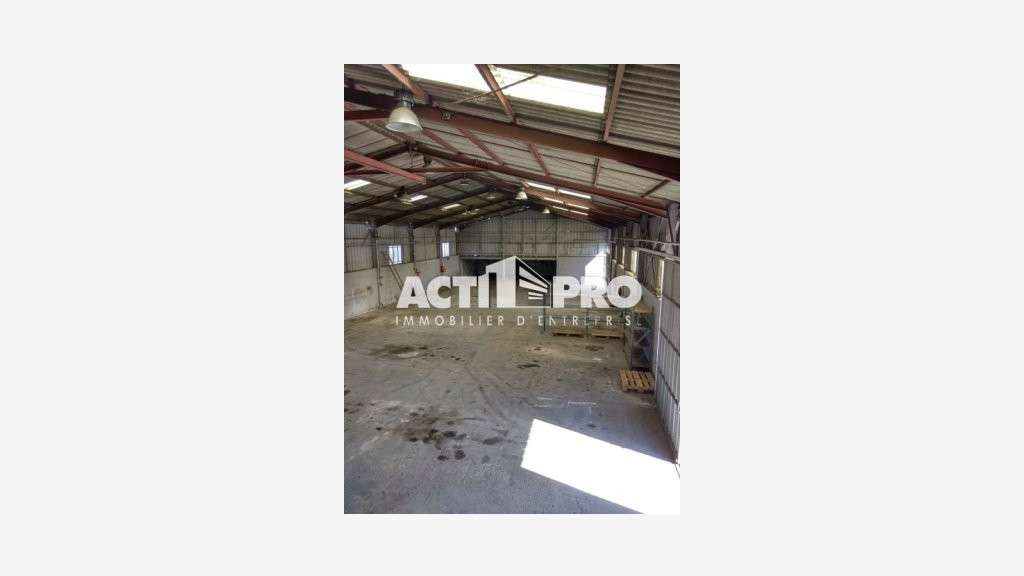 A louer entrepôt bureaux de 679m² à Saint-Estève