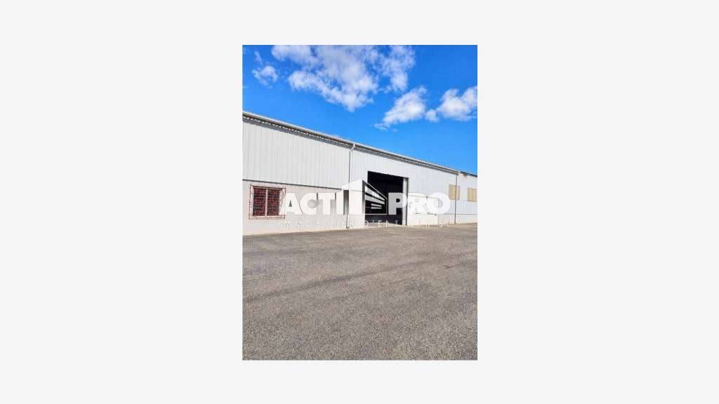 A louer entrepôt bureaux de 679m² à Saint-Estève