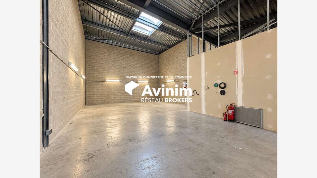 A louer entrepôt avec bureaux de 310m² à Persan