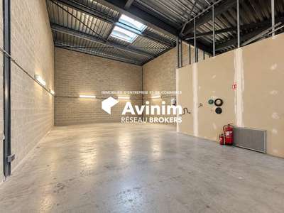 A louer entrepôt avec bureaux de 310m² à Persan