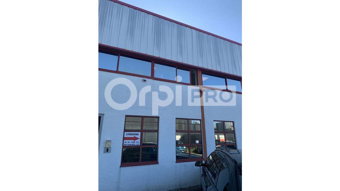 Local d'activité avec bureaux et stationnements