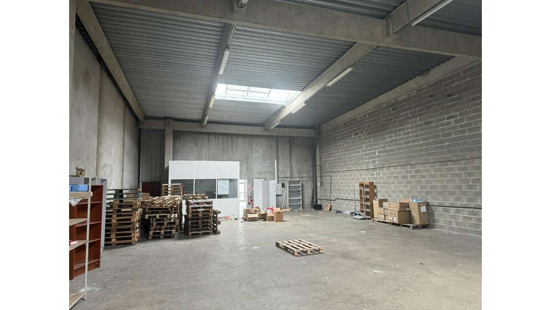 Entrepôt bureaux de 437m² à louer en zc Pessac