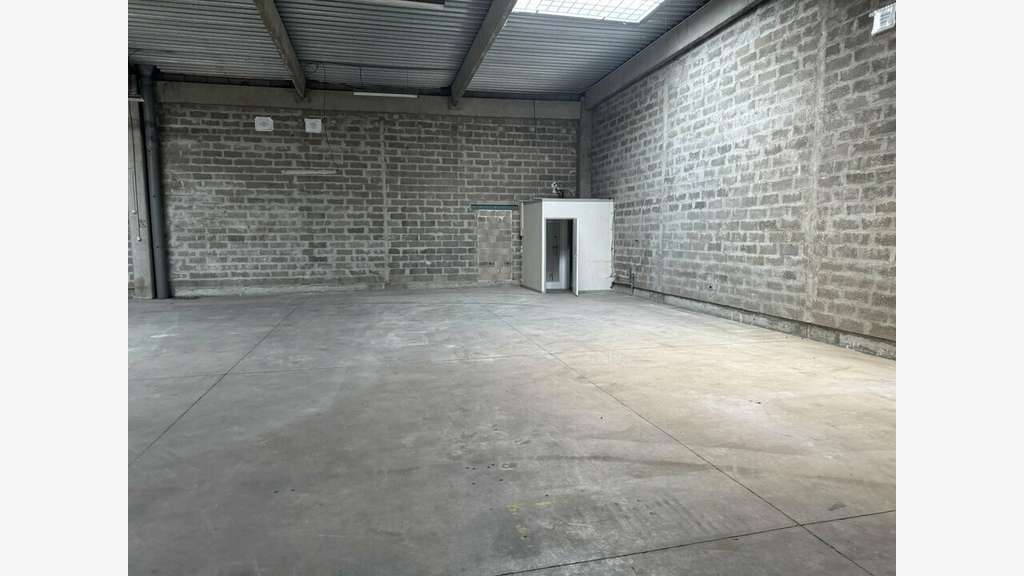 Location pure entrepôt de 680m² à Pessac Bersol