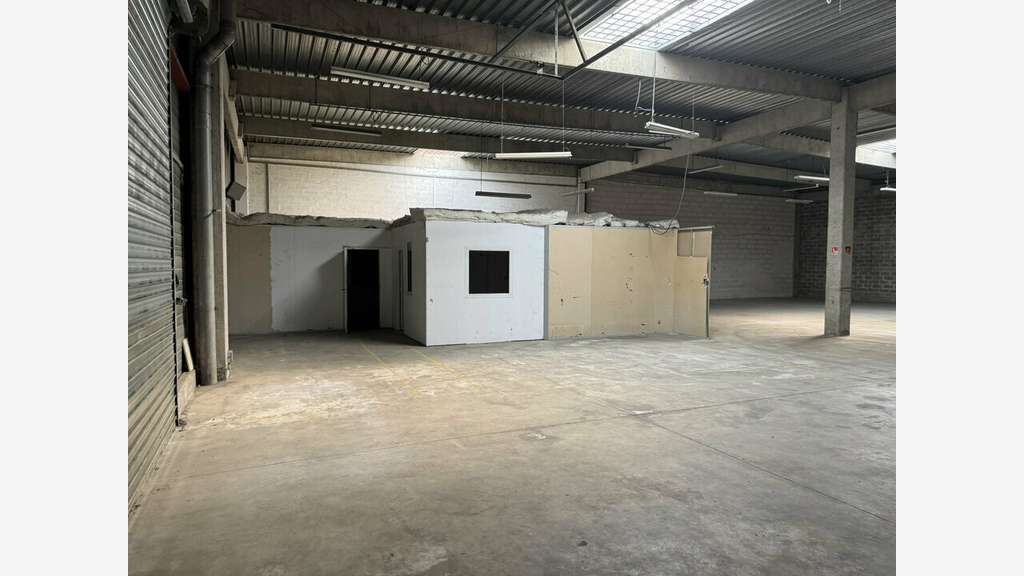 Location pure entrepôt de 680m² à Pessac Bersol
