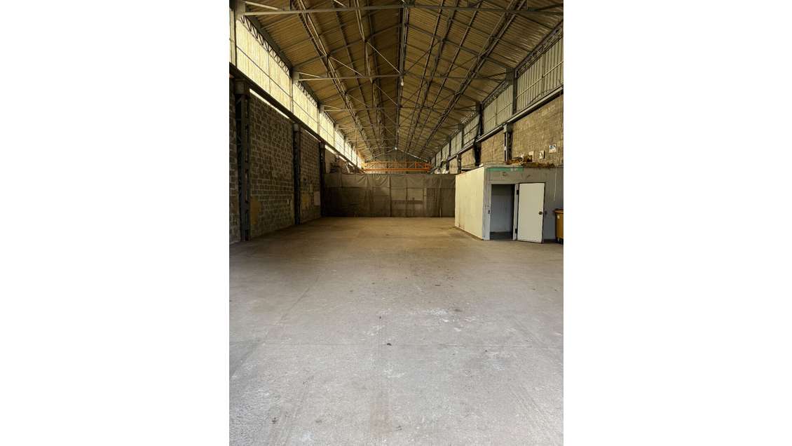 Entrepôt 250m² à louer proche du centre  à Pessac