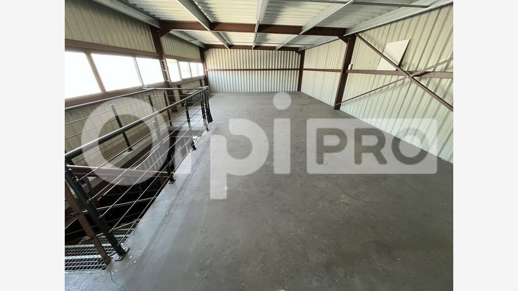 A louer entrepôt récent 170m² à Pessac