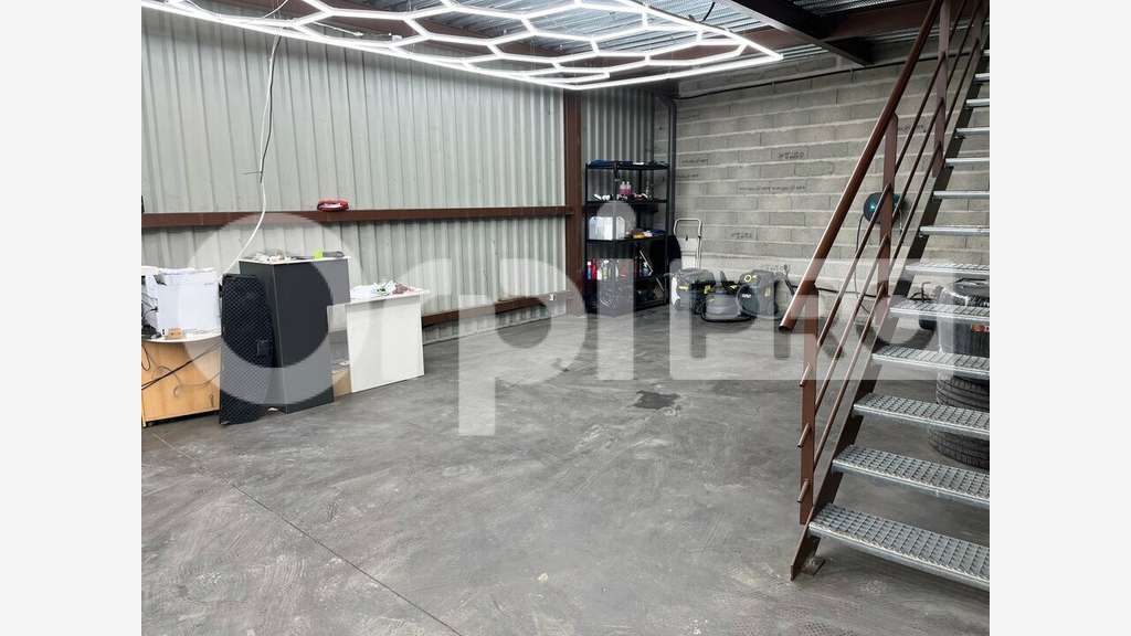 A louer entrepôt récent 170m² à Pessac