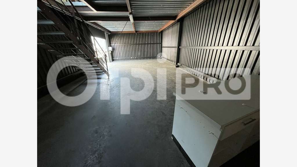 A louer entrepôt récent 170m² à Pessac