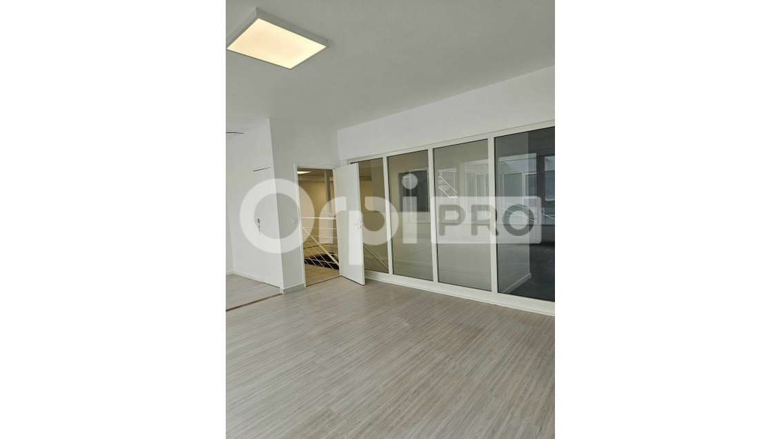 A louer local avec 9 zones de travail à Arnouville