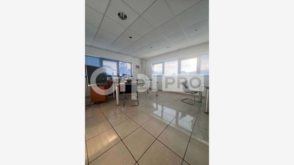 Bâtiment 750m² à louer à Arnouville Petit-Bourg