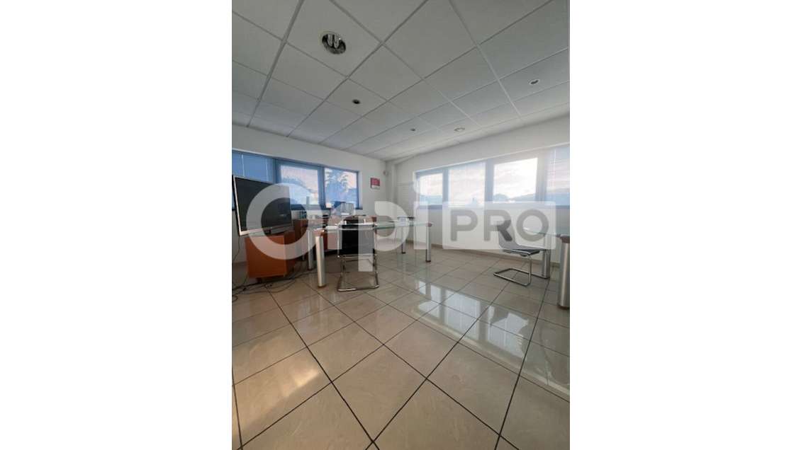 Bâtiment 750m² à louer à Arnouville Petit-Bourg