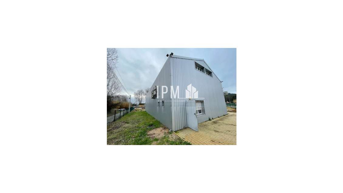 Local d'activités 280m² à louer à Peyrolles