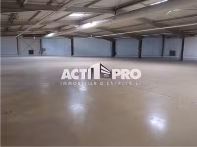 À louer local d'activité avec bureau 1940 m² à Pia