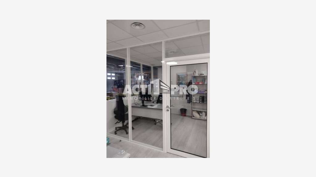 À louer local d'activité avec bureau 1940 m² à Pia