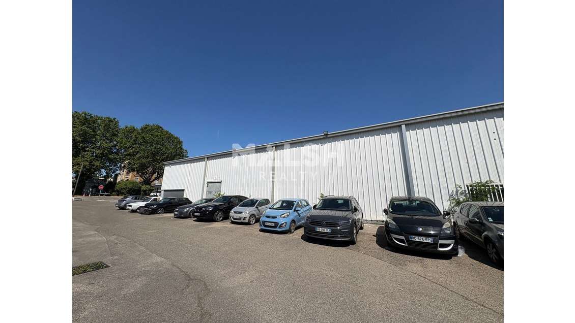 Bâtiment d'activités indépendant avec showroom, ex