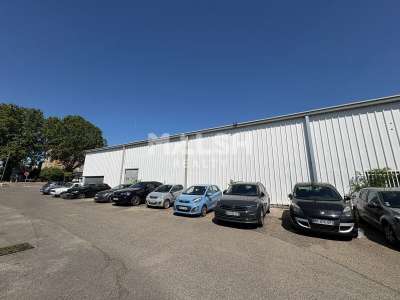 Bâtiment d'activités indépendant avec showroom, ex