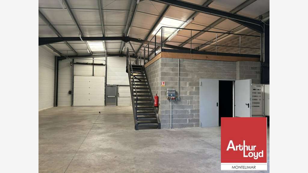 Entrepôt avec bureaux 979m² à louer à Pierrelatte