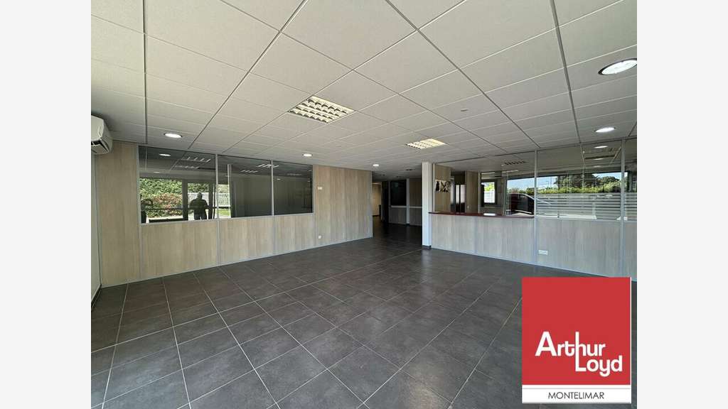 Entrepôt avec bureaux 979m² à louer à Pierrelatte