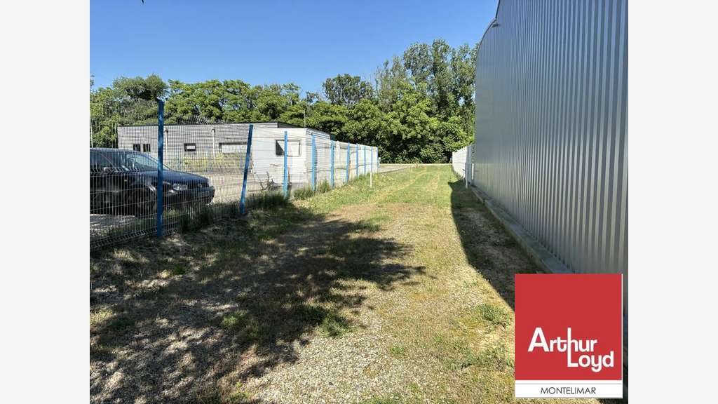 Entrepôt avec bureaux 979m² à louer à Pierrelatte