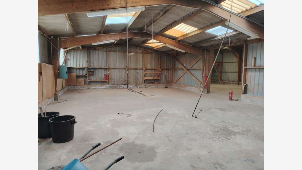 A louer hangar bureau de 436m² en zi à Plabennec