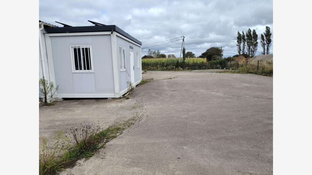 A louer hangar bureau de 436m² en zi à Plabennec