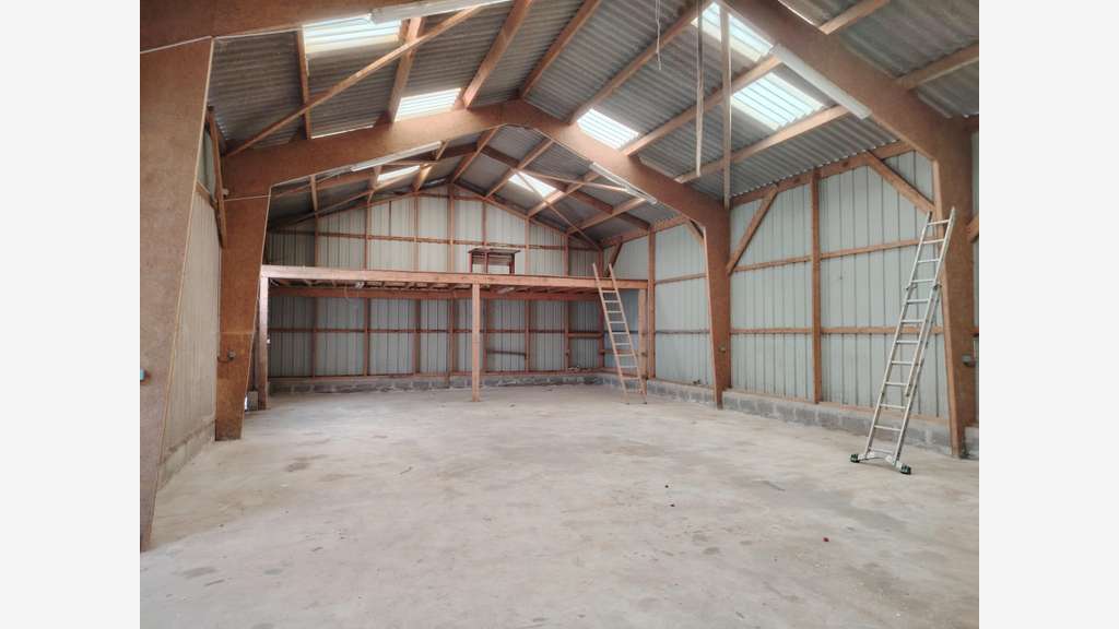 A louer hangar bureau de 436m² en zi à Plabennec