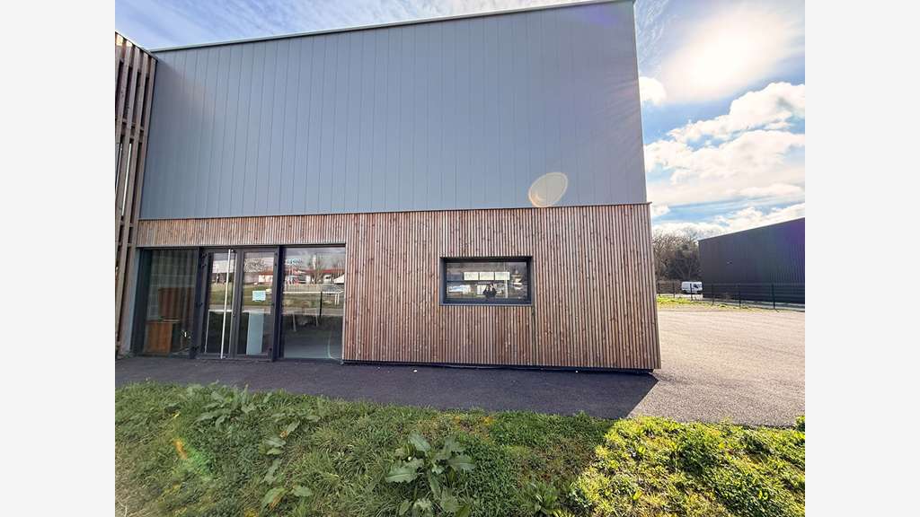 A louer local d'activité bureau 256m² à Plaintel 