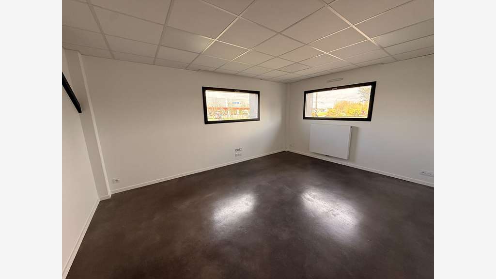 A louer local d'activité bureau 256m² à Plaintel 