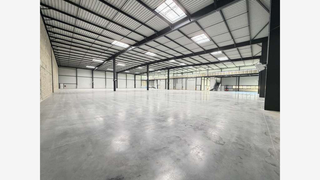 Loue cellules d'activités bureaux 1586m² à Plaisir