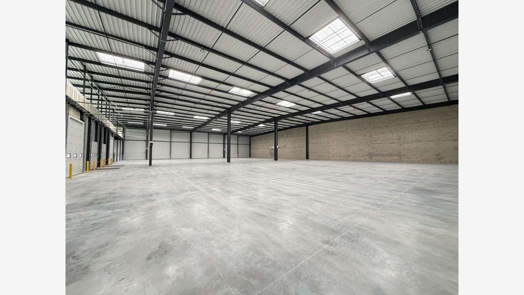 Loue cellules d'activités bureaux 1586m² à Plaisir