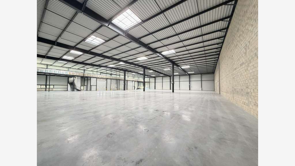 Loue cellules d'activités bureaux 1586m² à Plaisir
