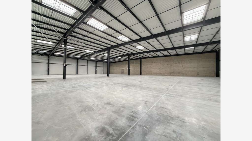 Loue cellules d'activités bureaux 1586m² à Plaisir