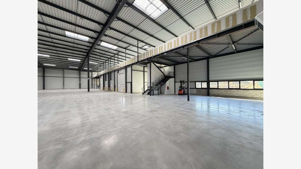 Loue cellules d'activités bureaux 1586m² à Plaisir