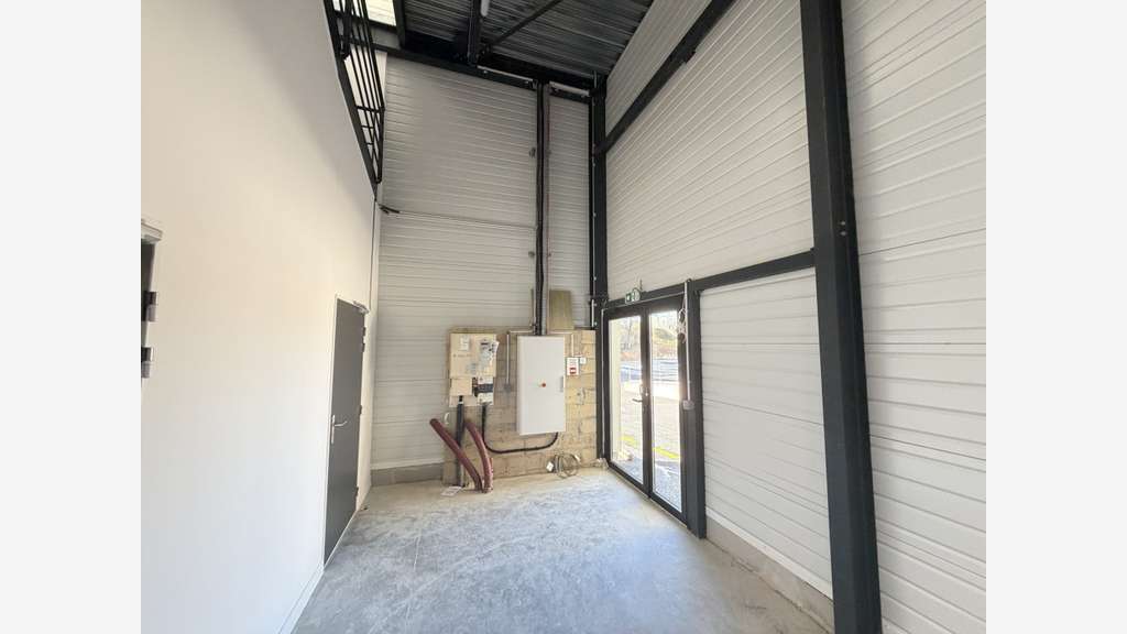 Loue cellules d'activités bureaux 1586m² à Plaisir