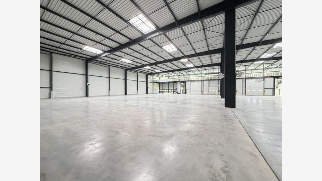 Loue cellules d'activités bureaux 1586m² à Plaisir