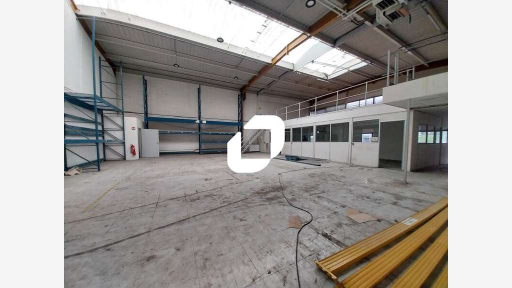 A louer Local d'activité 297m² Plaisir