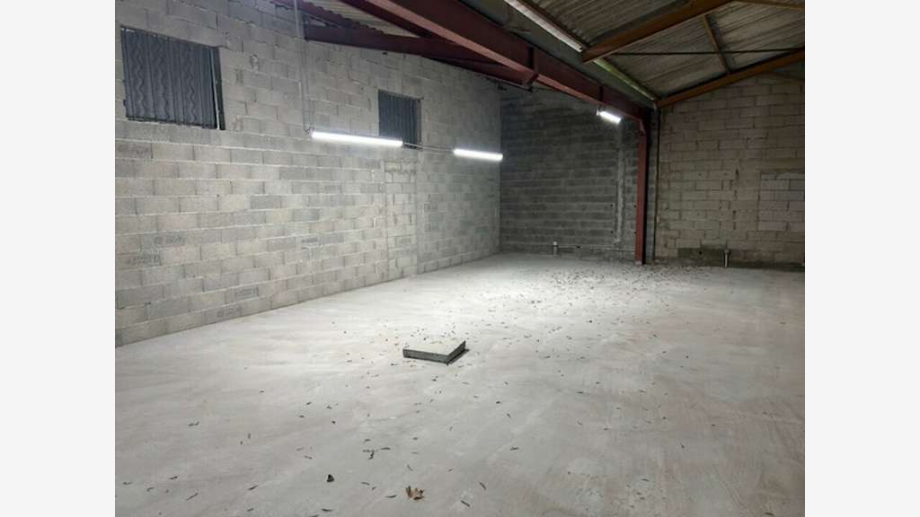Local d'activité de 350m² à louer à Plan d'Orgon