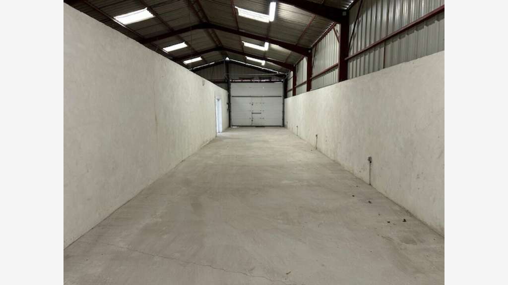 Local d'activité de 350m² à louer à Plan d'Orgon