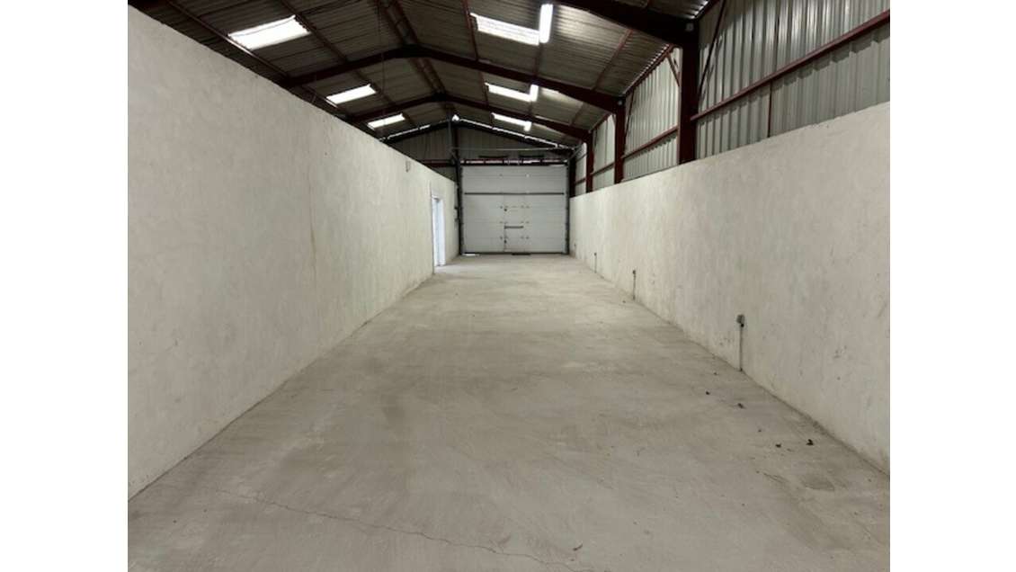 Local d'activité de 350m² à louer à Plan d'Orgon