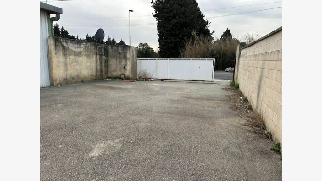 Local d'activité de 350m² à louer à Plan d'Orgon