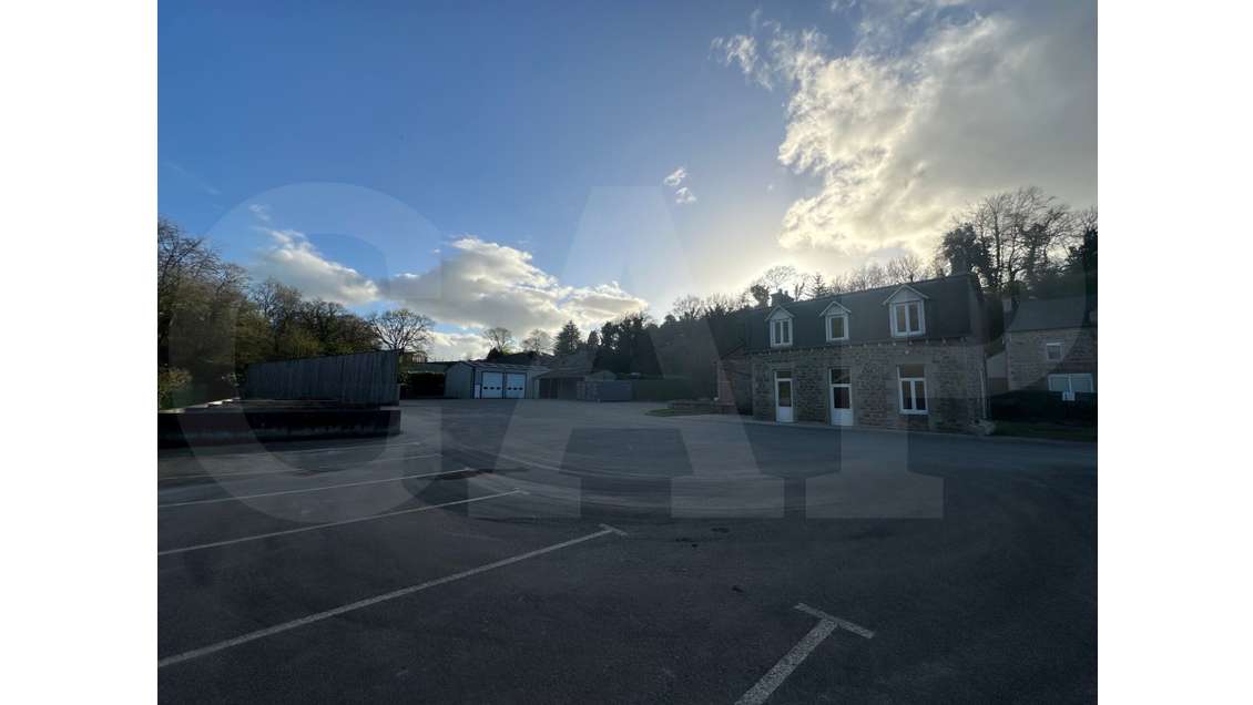 À louer local d'activité avec bureaux 300m² Plémy