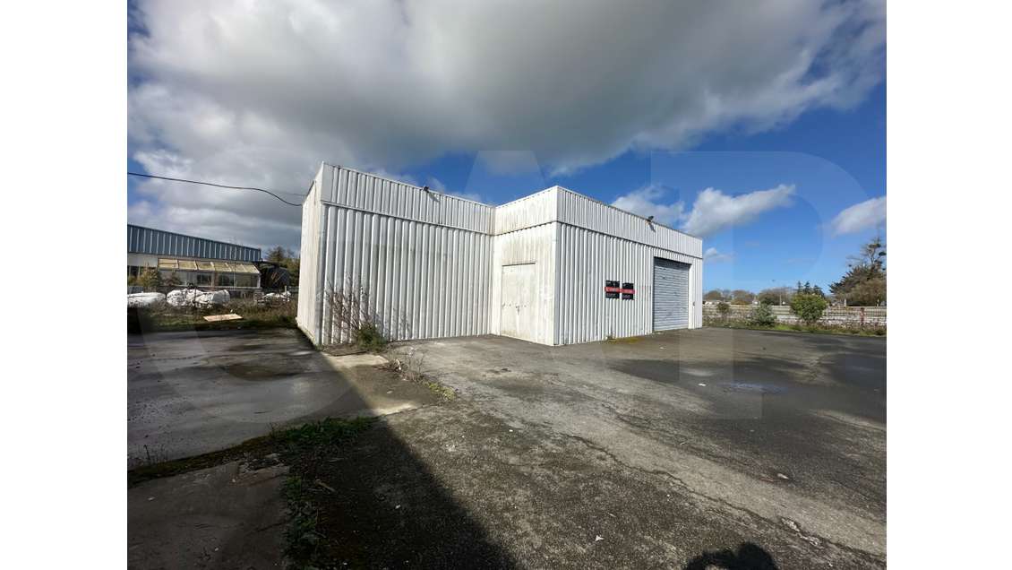 Local d'activités à louer axe fréquenté à Plérin