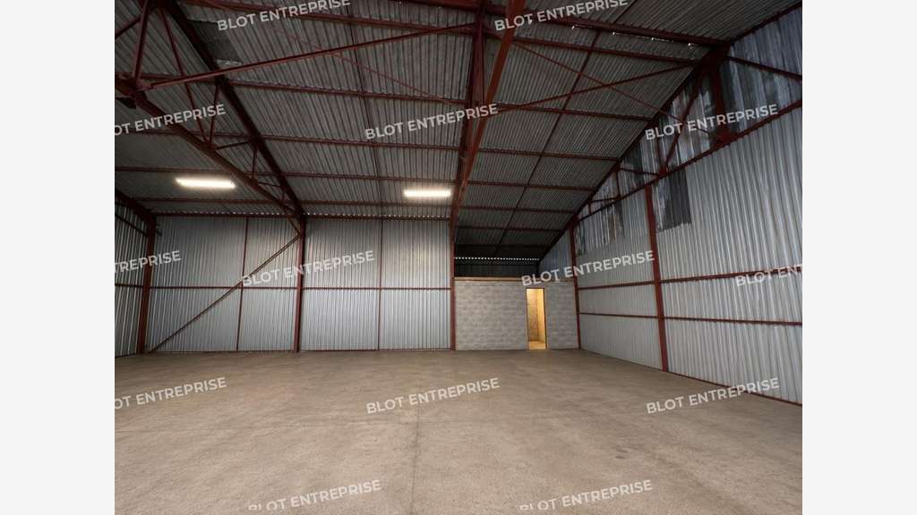 A LOUER - Local d'activités 230 m² - PLERIN