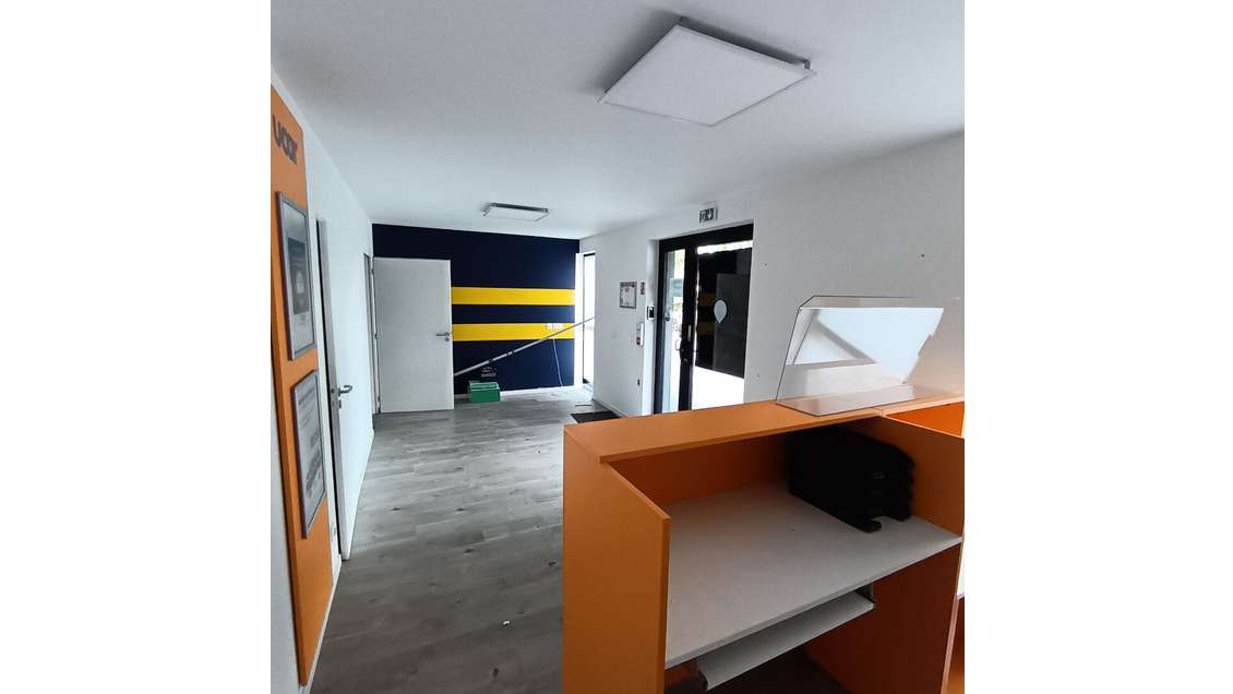 Local d'activité 200m² à louer en za à Plescop 