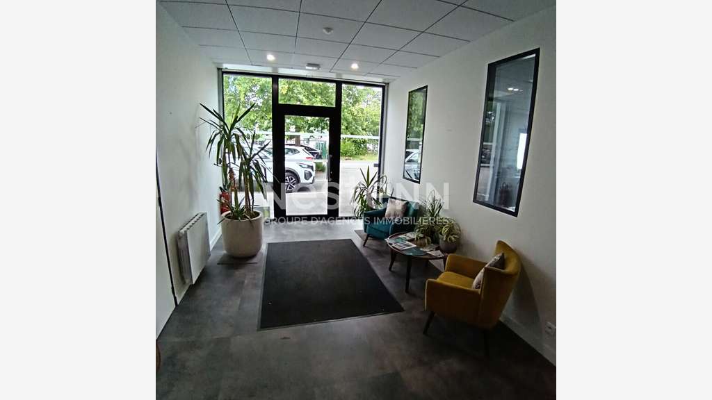 A louer local d'activité 160m² avec bureau Plescop