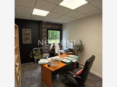 A louer local d'activité 160m² avec bureau Plescop