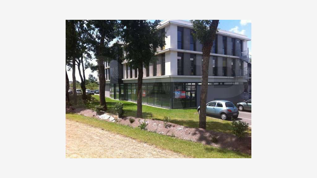 A louer local commercial RDC 23850m² à Plescop