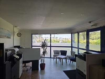 A louer local d'activité bureaux 270m² à Ploeren 