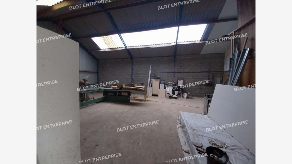 A louer local d'activités 215m² en ZA à Ploeren