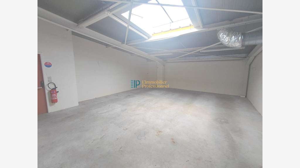 A louer local d'activité 335m² à Plomelin  